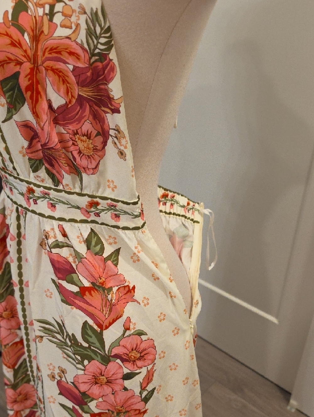 Commense Cream Maxi Dress with Pink Floral Print size XS new with tags - Picture 9 of 12